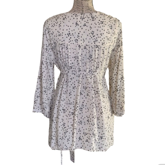 Motherhood Floral Blouse. - Picture 2 of 7